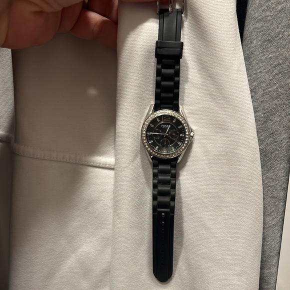 Women’s fossil rhinestone watch with rubber black band needs battery has no box - Picture 2 of 2